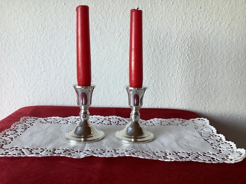 Ein paar flammiger leuchter - ein,