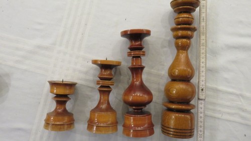 Vier leuchter holz und - , dose